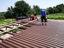 Dachplatten werden auf dem Zuschauerbereich verlegt