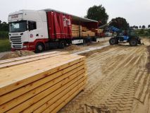 Andreas und Lars entladen das Material