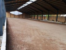 Der Boden ist für das Verlegen der Bewässerung vorbereitet