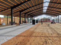 Flies wird verlegt und Paletten mit Gitterboden werden bereitgestellt