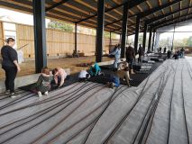 Die Voltigierer verlegen den Gitterboden