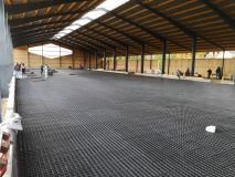 Die letzte Gitterbodenreihe wird ausgelegt