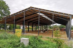 Straßenansicht mit geschlossenem Reithallendach